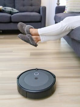 SmartHomeTechHub Saros Z70 Review: A Brilliant Vacuum with a Gimmicky Twist
